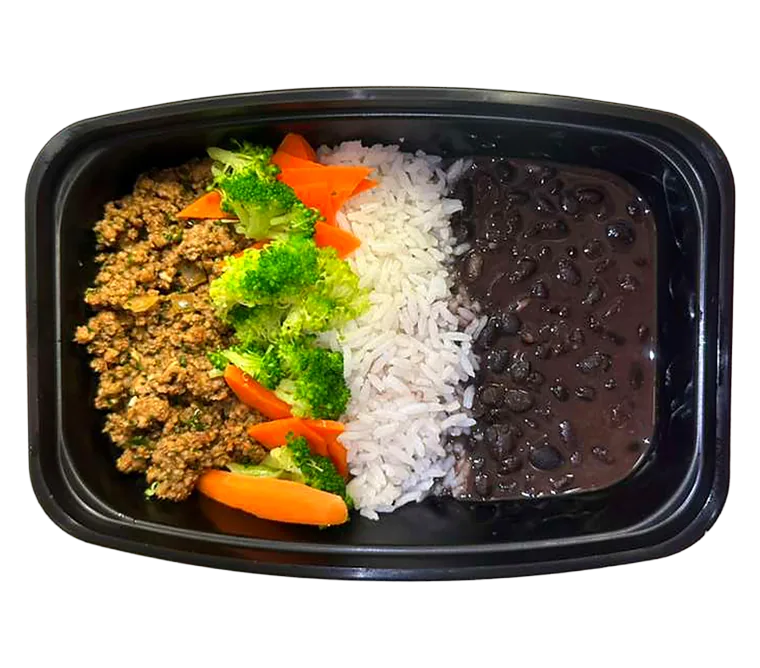 Marmita de carne moída tradicional com arroz, feijão preto e legumes no vapor