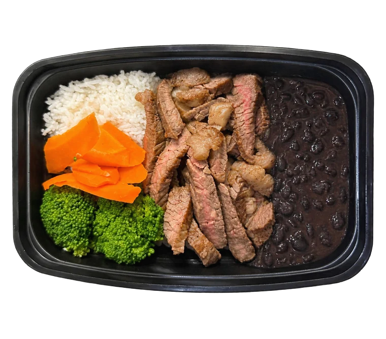 Marmita de picanha grelhada e fatiada com arroz, feijão preto, brócolis e cenoura