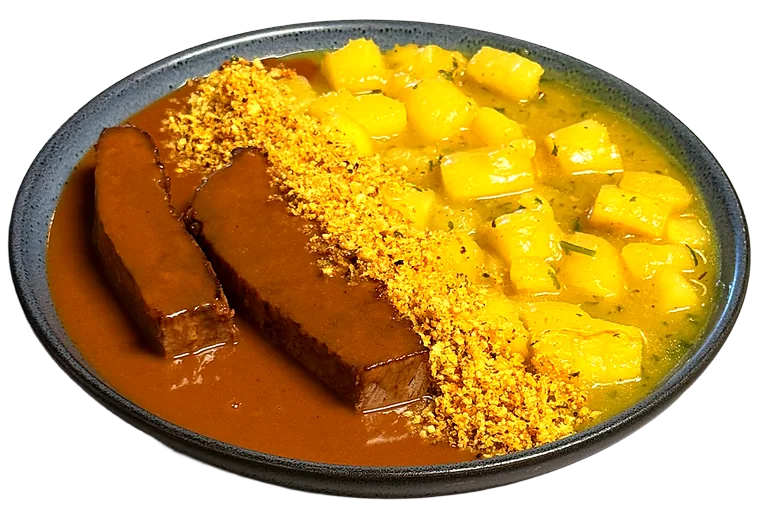 Brisket assado lentamente com purê de mandioca cremoso e farofa especial
