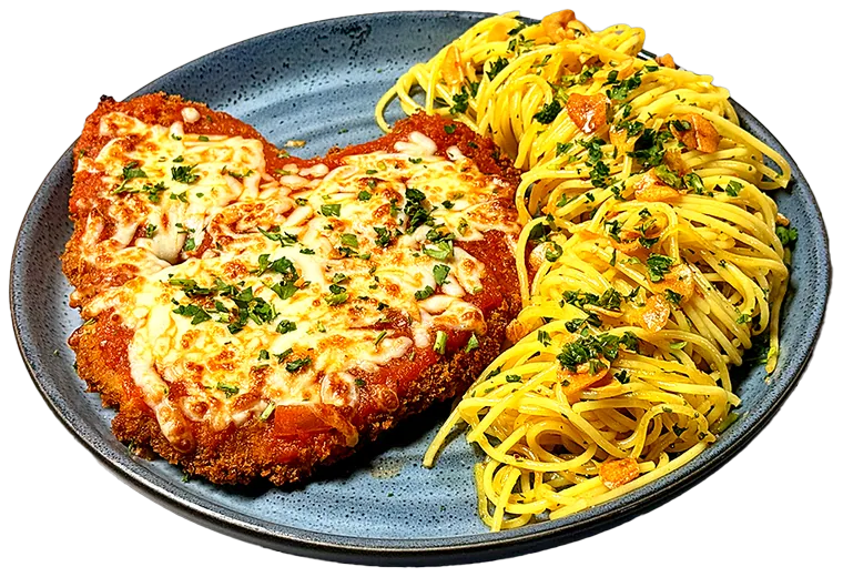 Espaguete especial da casa com filé empanado gratinado e molho caseiro
