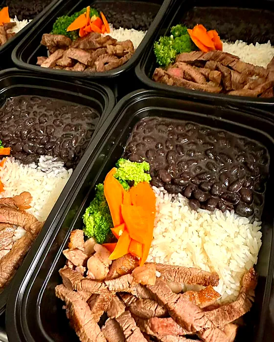 Marmitas de picanha grelhada do Sabor Brasil com arroz, feijão preto e legumes no vapor