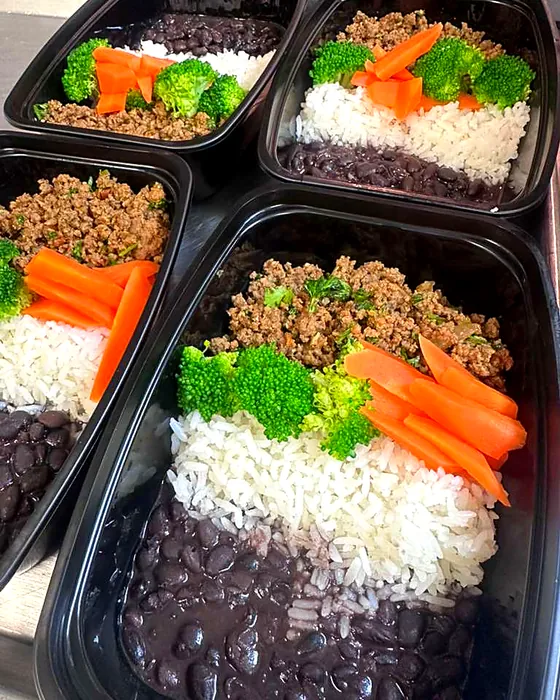 Marmitas de carne moída do Sabor Brasil com arroz, feijão preto, brócolis e cenoura