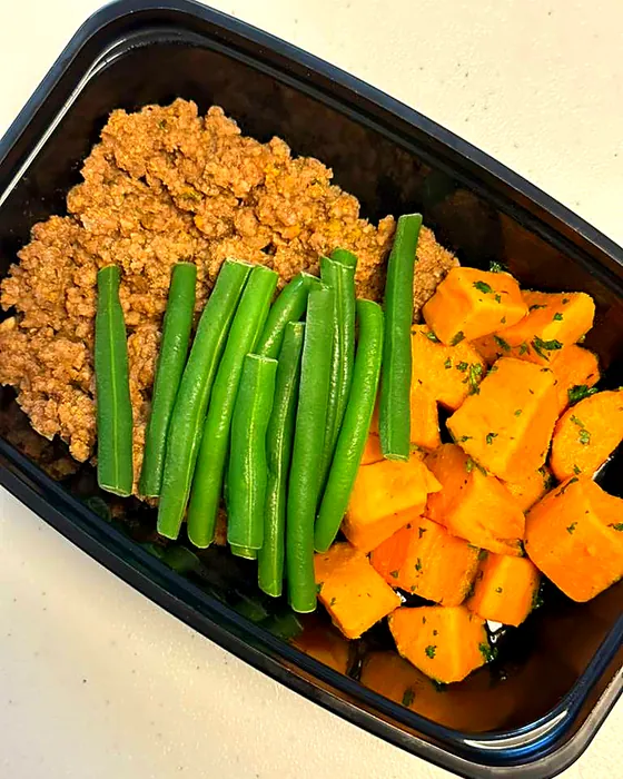 Marmita fit do Sabor Brasil com carne moída, vagem fresca e batata doce