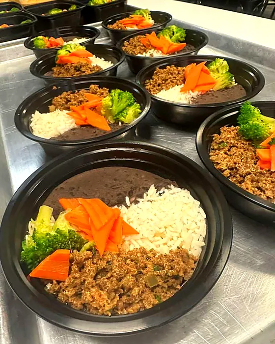 Marmitas do Sabor Brasil recém-montadas na bancada da cozinha do restaurante