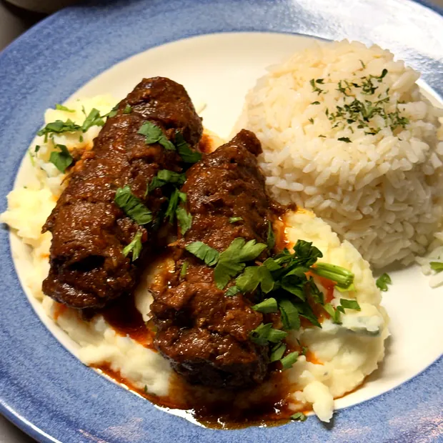 Bife a rolê com purê cremoso e arroz servido no salão do Sabor Brasil