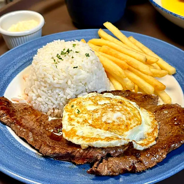 Bife a cavalo com arroz e batata frita servido no Sabor Brasil