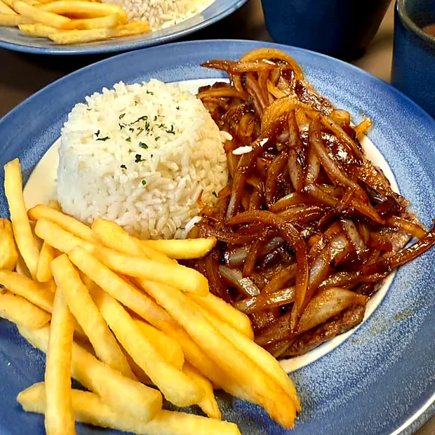 Bife acebolado com arroz e batata frita no restaurante Sabor Brasil