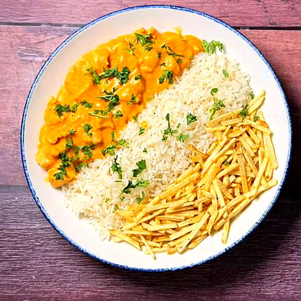 Prato com purê de abóbora, arroz e batata palha servido no Sabor Brasil